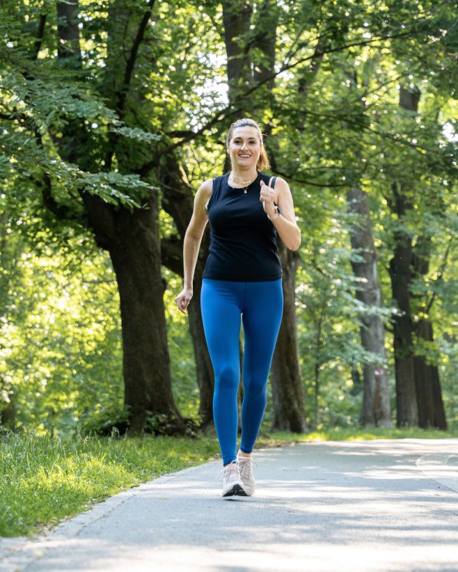 💙 Dlouhé legíny jsou ideální pro sportování venku na podzim. Sáhnete po těchto modrých nebo máte raději černou klasiku?...